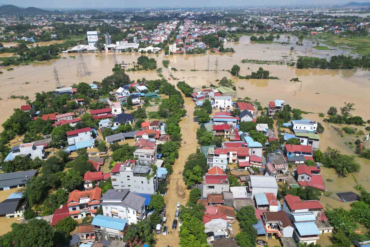 10월 9일 기록된 쭝지아(Trung Gia) 면(하노이)의 많은 가구가 침수되어 찬물에 깊이 잠겼습니다. 사진: 송흐우(Song Huu)