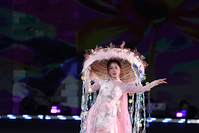 Quynh Nga mo man phan trinh dien BST ao dai cua NTK Ha Trinh. Anh: Ban to chuc