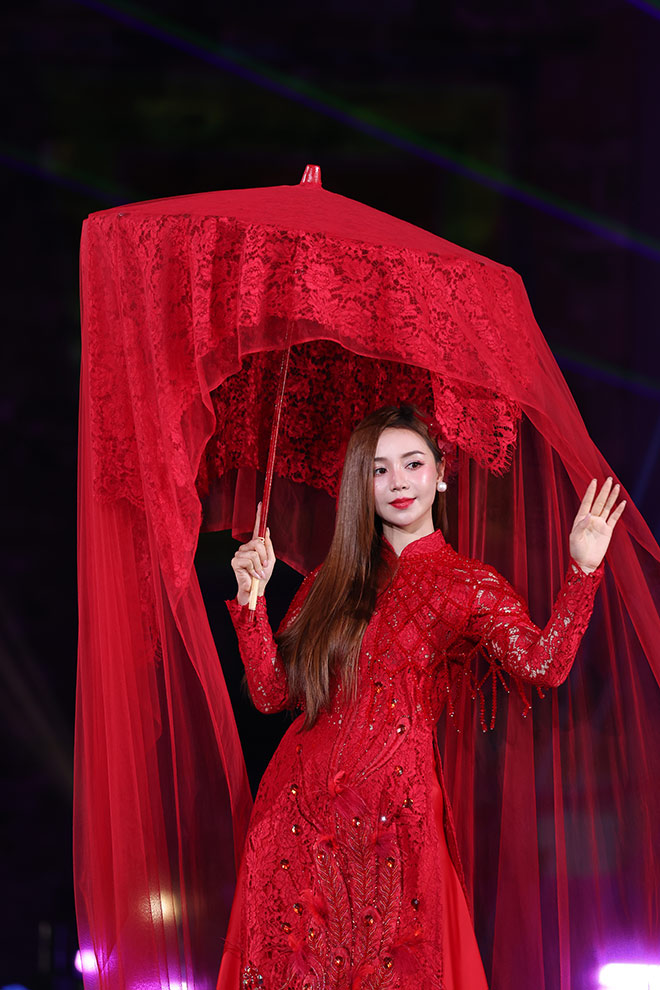 Quynh Kool an tuong voi ao dai do. Anh: Ban to chuc