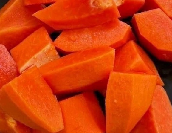 Eating papaya properly helps nourish the eyes. Photo: Kieu Vu.