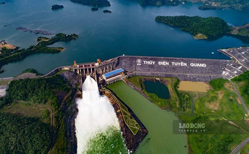 Tuyen Quang Hydropower Plant was ordered to close the bottom spillway gate. Photo: Nguyen Tung.