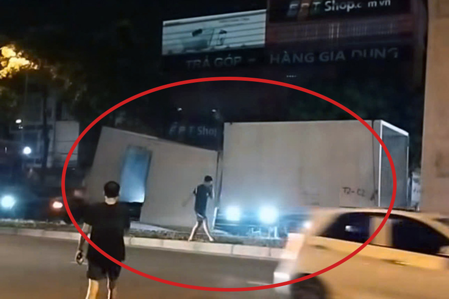 A large concrete block fell onto the road (circulared in red). Photo: Hanoi Police