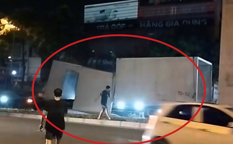 A large concrete block fell onto the road (circulared in red). Photo: Hanoi Police