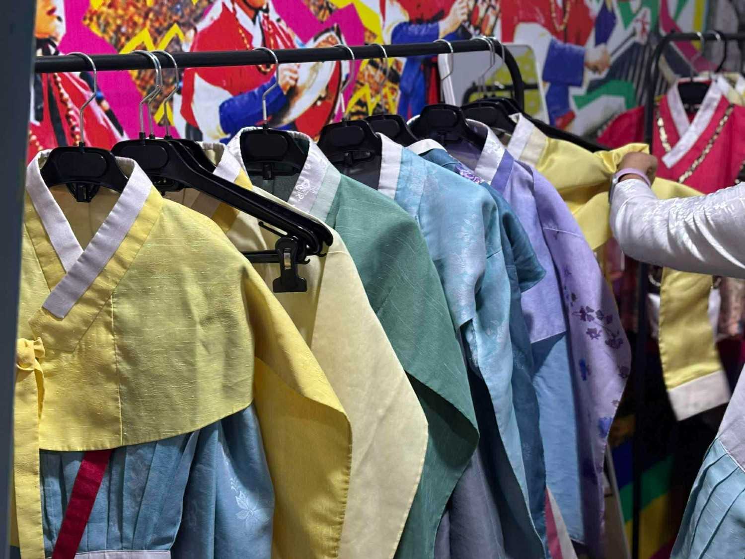 Du khac trai nghiem mac hanbok tai gian trung bay. Anh: Nguyen Dat