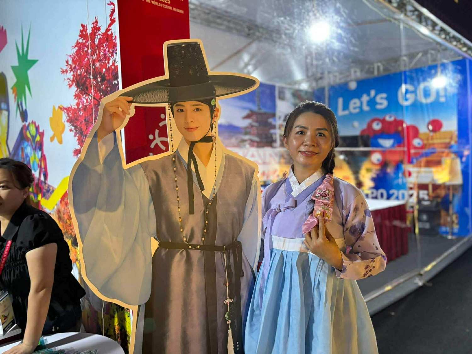 Du khach thich thu khi duoc chup anh cua mo hinh Park Bo Gum. Anh: Nguyen Dat