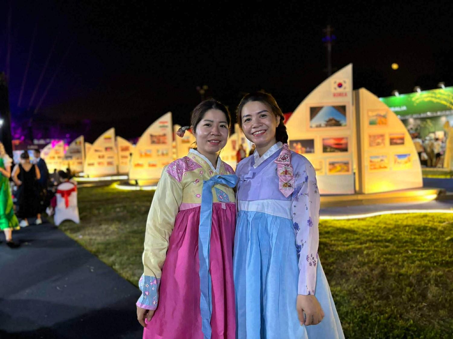 Hai chi em Nguyen Thi Hue, Nguyen Thi Hue thich thu khi duoc trai nghiem hanbok. Anh: Nguyen Dat