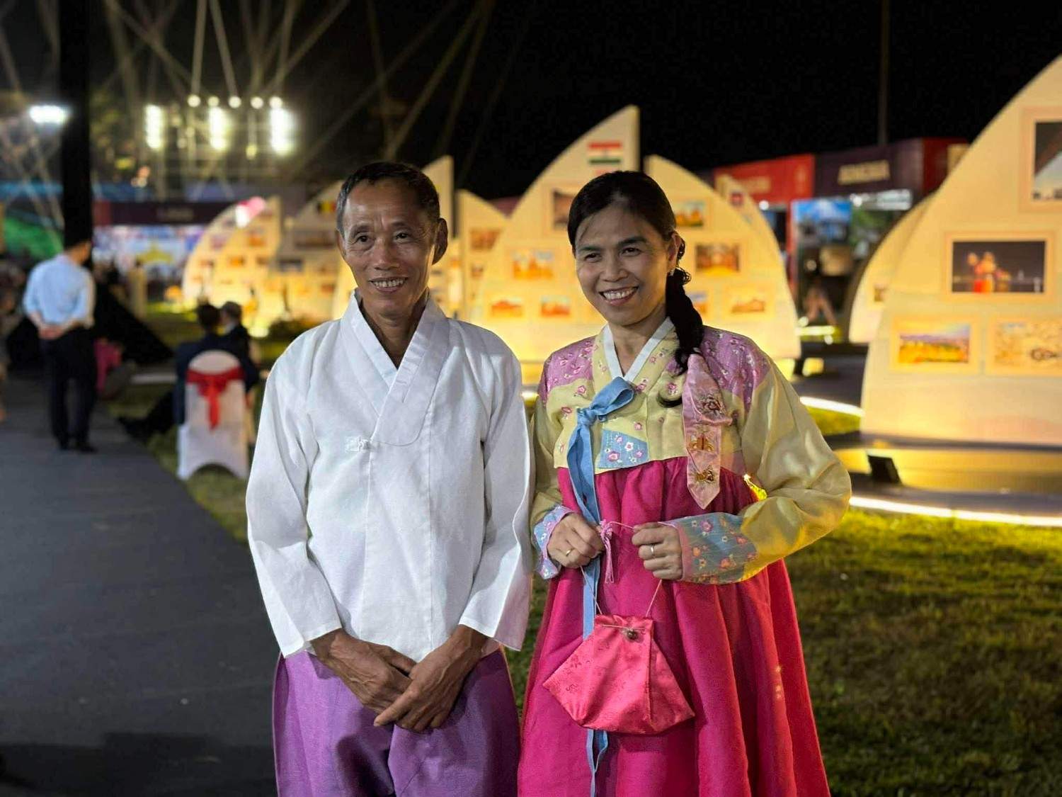 Chi To Thi Lien thich thu khi duoc trai nghiem van hoa Han Quoc. Anh: Nguyen Dat