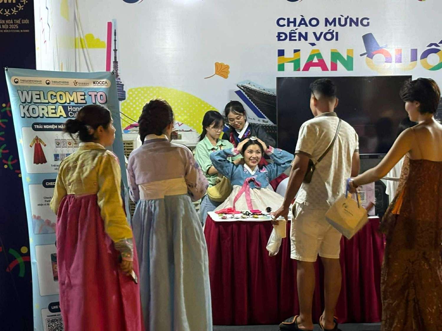 Khong gian trung bay Han Quoc tai le hoi thu hut dong dao du khach. Anh: Nguyen Dat