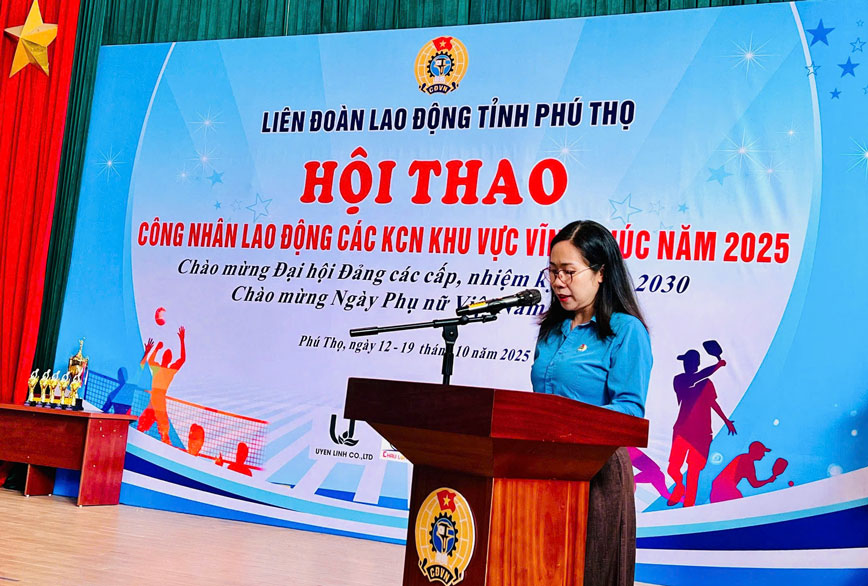 Ba Banh Hai Ninh - Uy vien BCH Tong LDLD Viet Nam, Pho truong ban Cong doan khu cong nghiep tinh Phu Tho, phu trach khu vuc Vinh Phuc phat bieu khai mac. Anh: An Vi 