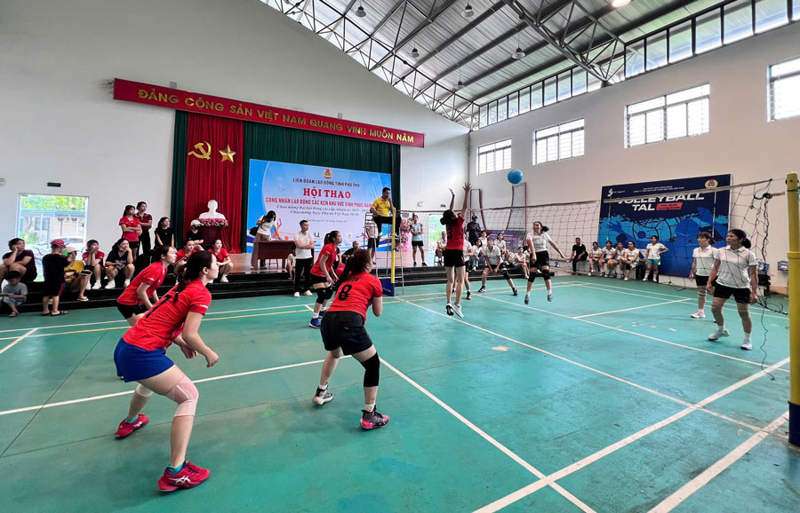 Hang tram doan vien, cong nhan lao dong tham gia giai dau sau le khai mac. Anh: An Vi