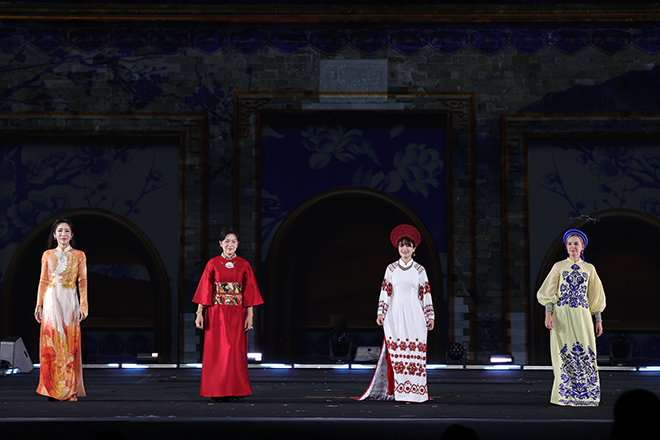 各国大使夫人が「遺産の足跡」のステージでパフォーマンス。写真:主催者