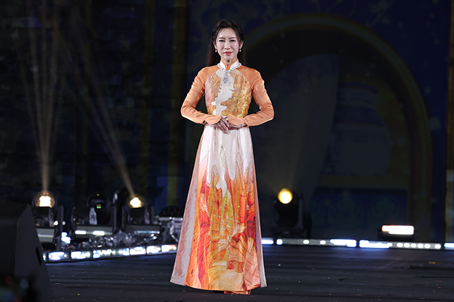 Phu nhan Dai su My trinh dien ao dai Viet Nam. Anh: Ban to chuc