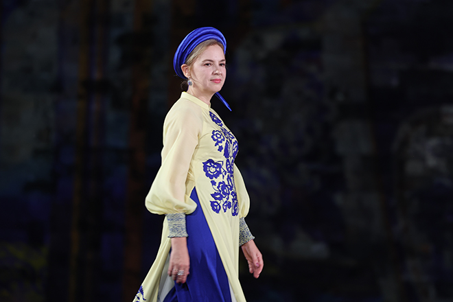Phu nhan Dai su Ukraine tren san khau trinh dien ao dai. Anh: Ban to chuc