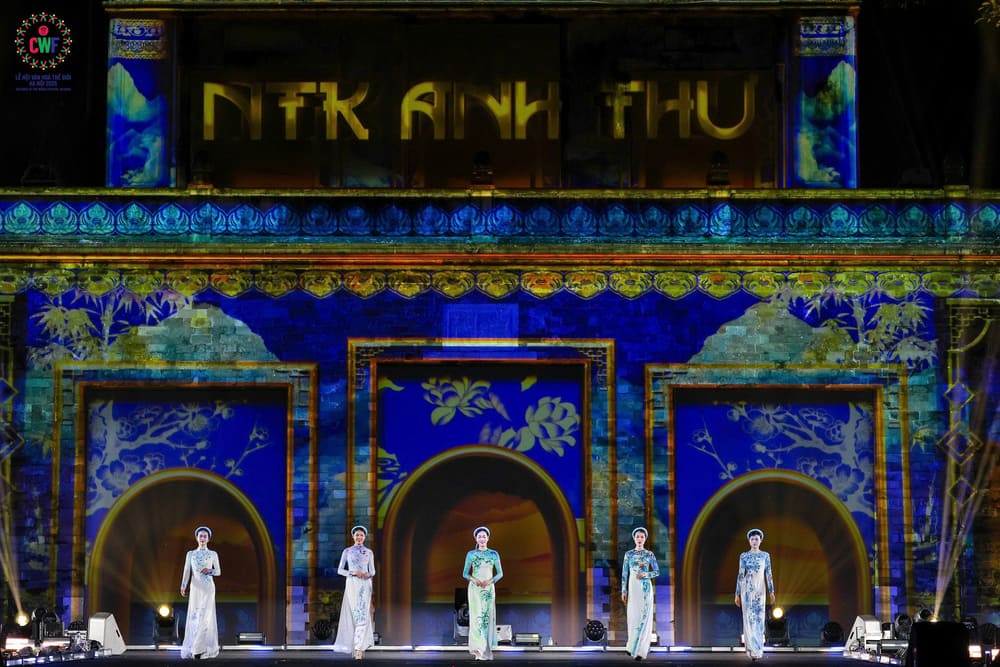 Cac khach moi quoc te cung duoc dip chiem nguong bo suu tap co phuc Viet va ao dai gom bo suu tap “Det hoa Van Yen - Mi xiem y“, “Thang Long - dau thoi gian“, “Nguyet hoa“.