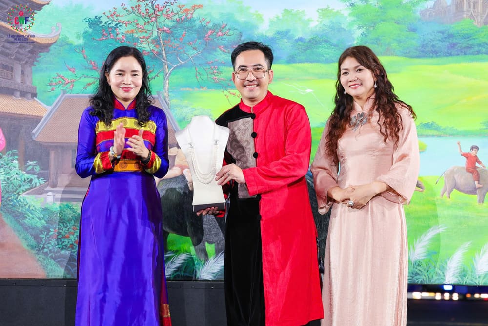 Dao dien Hoang Cong Cuong (giua) 