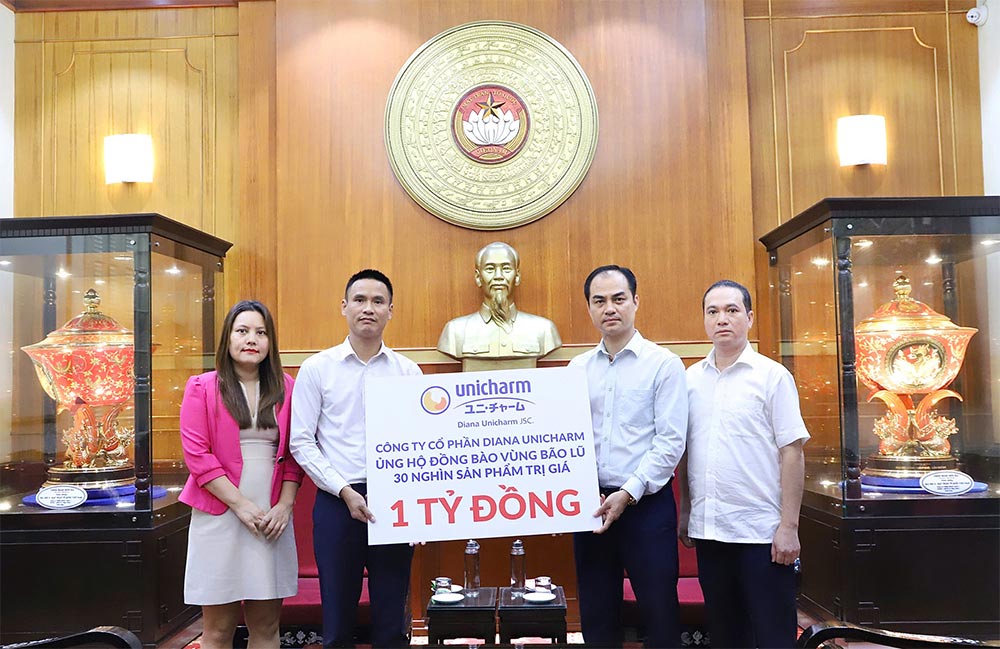 Công ty CP Diana Unicharm trao tặng 30.000 sản phẩm vệ sinh thiết yếu trị giá 1 tỷ đồng qua Ủy ban TƯ MTTQ Việt Nam. Ảnh: Công ty cung cấp