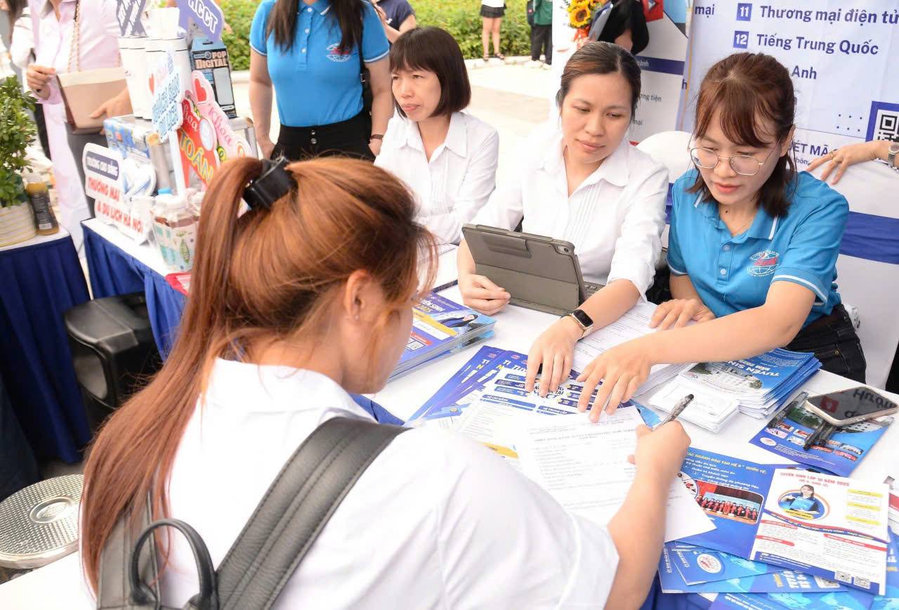 According to the Hanoi Employment Service Center, trade - services is the industry forecast to grow the strongest in human resource demand in October 2025. Photo: Quynh Chi
