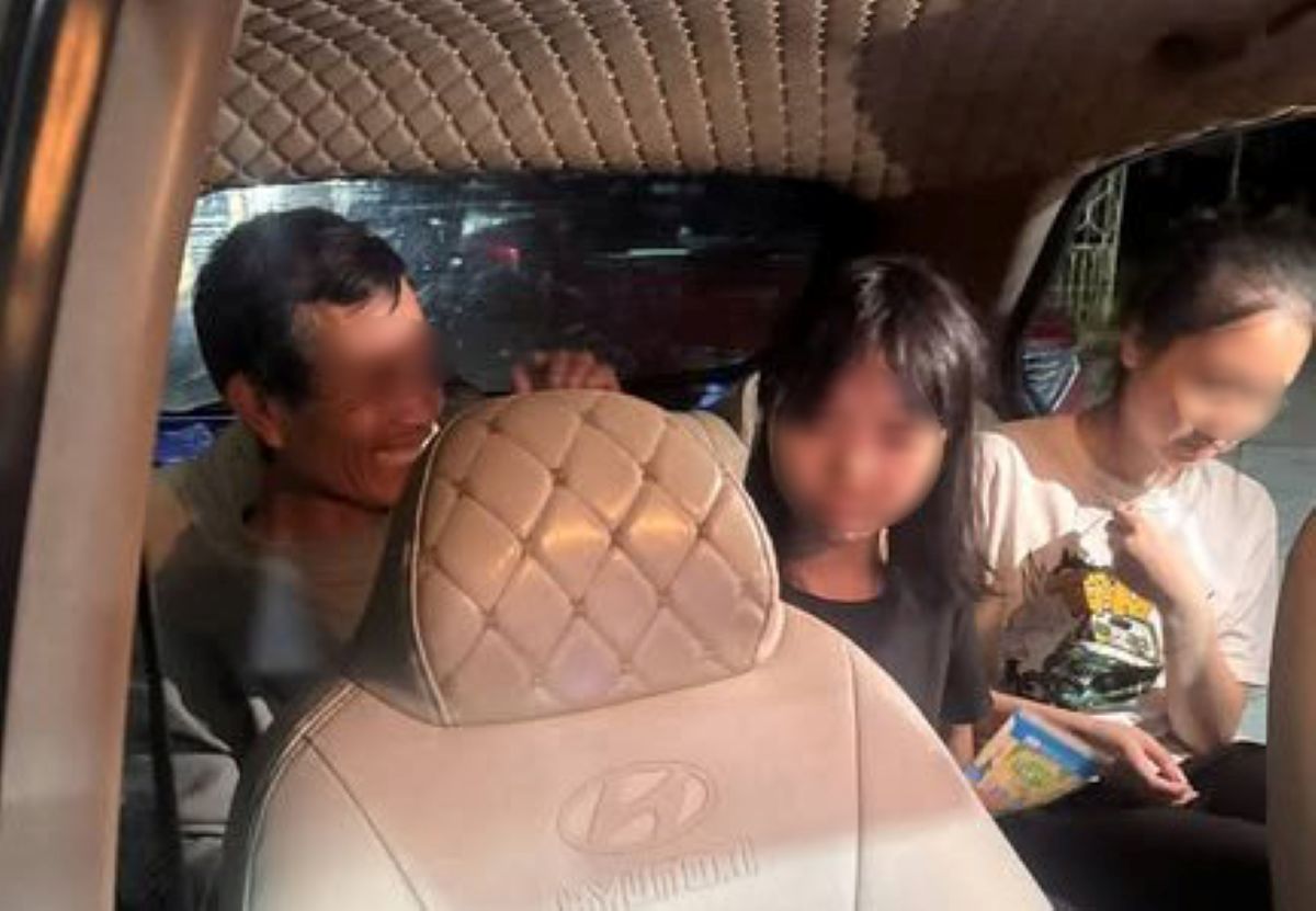 Gia dinh vui mung khi tim thay con gai sau nhieu ngay mat tich. Anh: Cong an xa Ngoc Trao. 