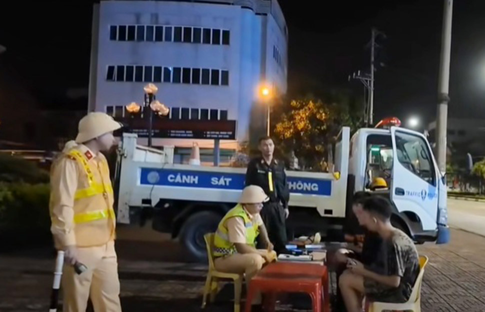 Working Group 238 of Ha Tinh Provincial Police increased patrols, controls, and handling of young people driving in a zigzag manner. Photo: Ha Tinh Police.