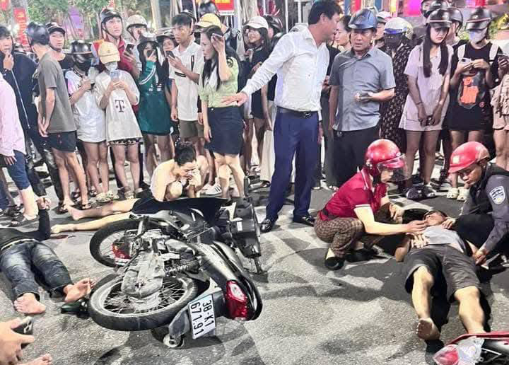 Hien truong vu tai nan toi 10.10 tren duong Phan Dinh Phung, phuong Thanh Sen, tinh Ha Tinh khi 3 thieu nien di tren mot xe may dam vao xe may cua nguoi khac. Anh: Viet Hai.