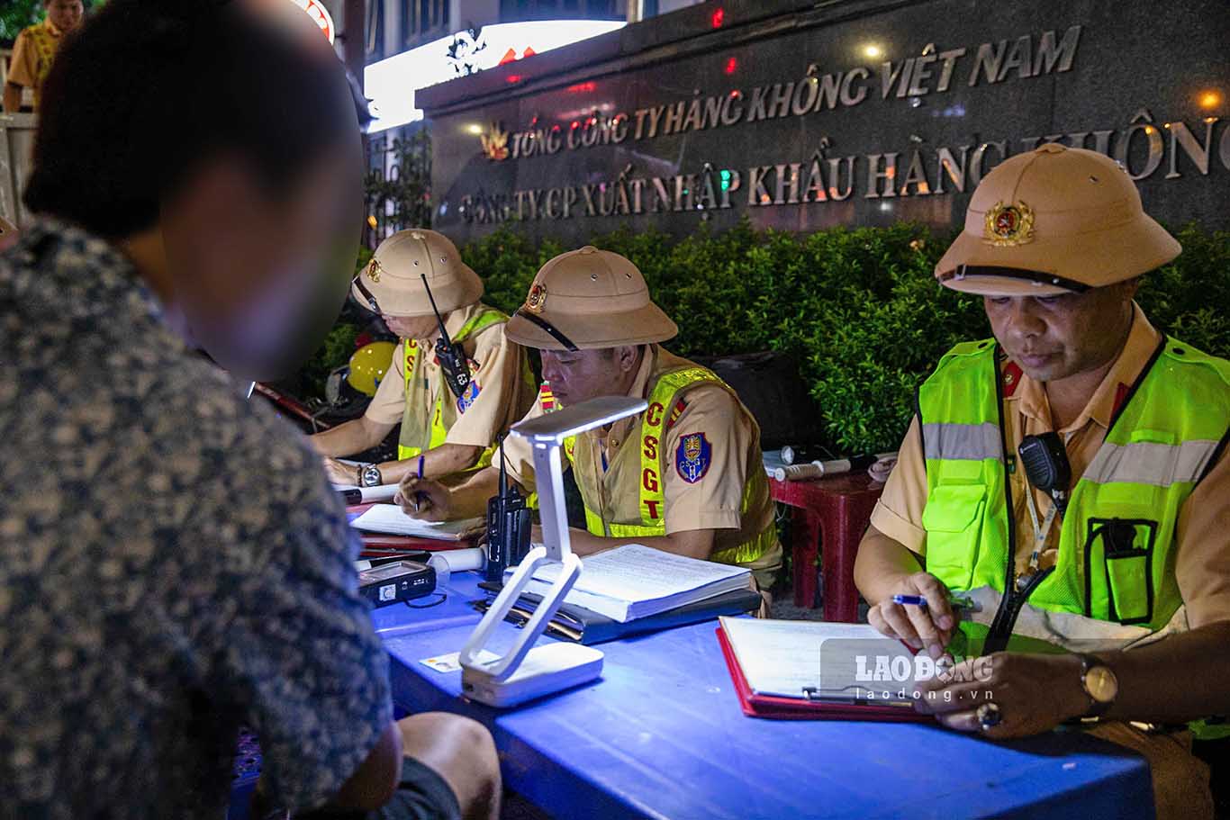 Cac truong hop vi pham deu bi xu ly nghiem theo quy dinh. Theo Thieu ta Bui Van Quang - can bo Doi CSGT so 5, vi pham nong do con la mot trong nhung nguyen nhan hang dau gay ra tai nan giao thong nghiem trong. Phap luat quy dinh “da uong ruou bia thi khong lai xe“, tuc la cam tuyet doi nong do con trong mau hoac hoi tho khi dieu khien phuong tien giao thong. Moi hanh vi vi pham deu bi xu phat nghiem khac bao gom phat tien rat cao, tru diem giay phep lai xe hoac tuoc bang trong thoi gian dai.