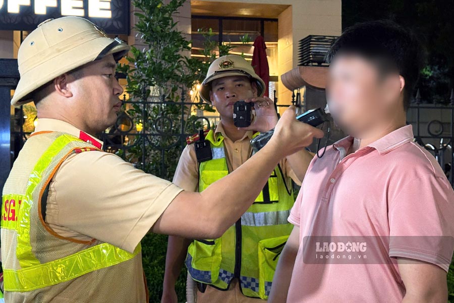 Mot so tai xe cho biet, ho nhan thuc duoc viec su dung ruou bia khi lai xe la vi pham phap luat, nguy hiem cho chinh ban than va nhung nguoi tham gia giao thong khac. Tuy nhien, nhieu luc vi “ne ban“, “uong it” nen van dieu khien xe luu thong tren duong.