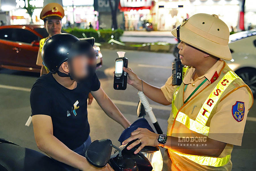 Qua dung kiem tra hang tram luot phuong tien, bao gom ca oto va xe may, Canh sat da phat hien nhieu truong hop vi pham nong do con, chu yeu la nguoi dieu khien xe may.