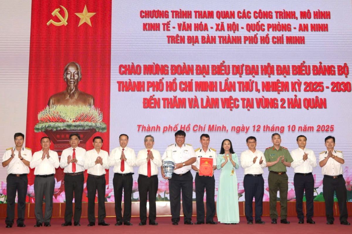 The delegation of the Ho Chi Minh City Party Congress visited and worked at the Naval Region 2 Command (Long Son commune). Photo: Hoang Ngoc