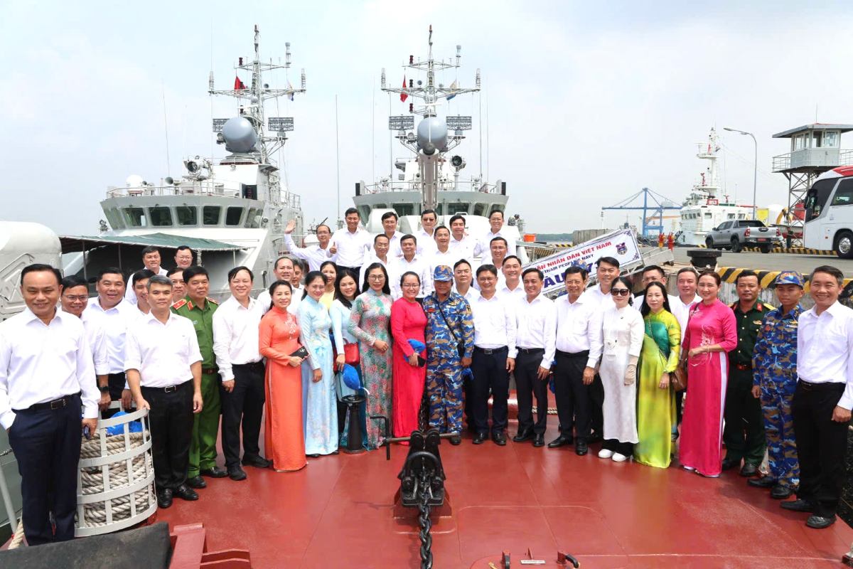 Doan dai bieu Dai hoi Dang bo TPHCM tham quan Lu doan 167 thuoc Vung 2 Hai quan. Anh: Hoang Ngoc.
