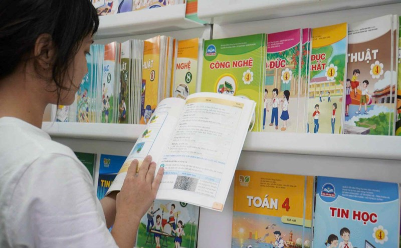 Dong thoi bao dam cung cap mot bo sach giao khoa SGK thong nhat toan quoc su dung tu nam hoc 2026 - 2027. Anh: Van Trang  