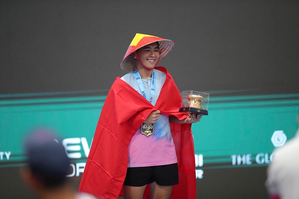 World No. 14 tennis player Phuc Huynh in the men's singles event and beautiful gestures towards people in flooded areas. Photo: PPA Tour