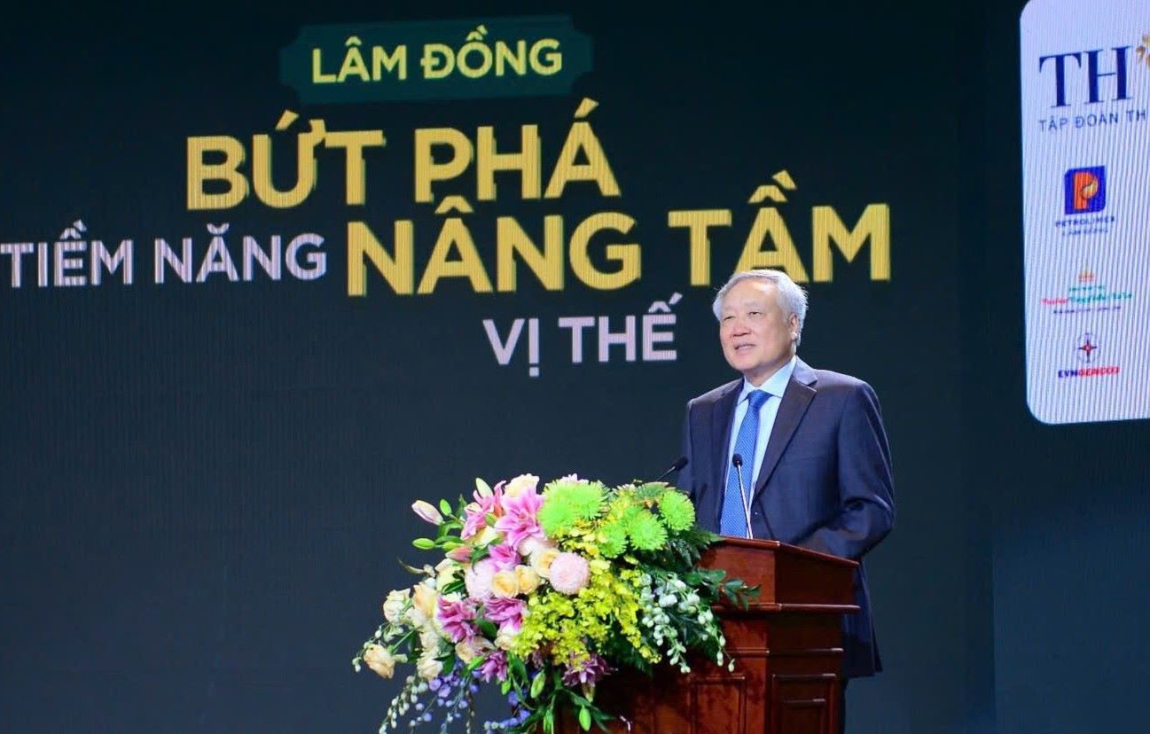 Deputy Prime Minister Nguyen Hoa Binh suggested that Lam Dong continue to improve the investment attraction environment. Photo: Lam Hong