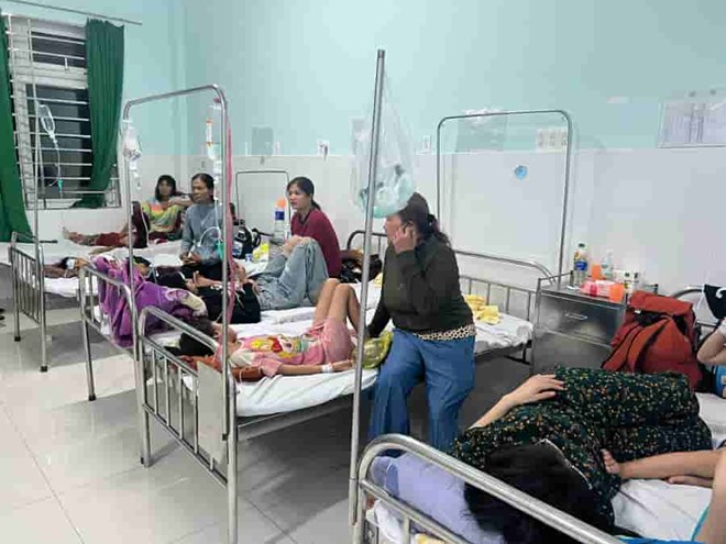 Recently, 131 people in Gia Lai were hospitalized for suspected food poisoning after a housewarming party. Photo: Pham Quang