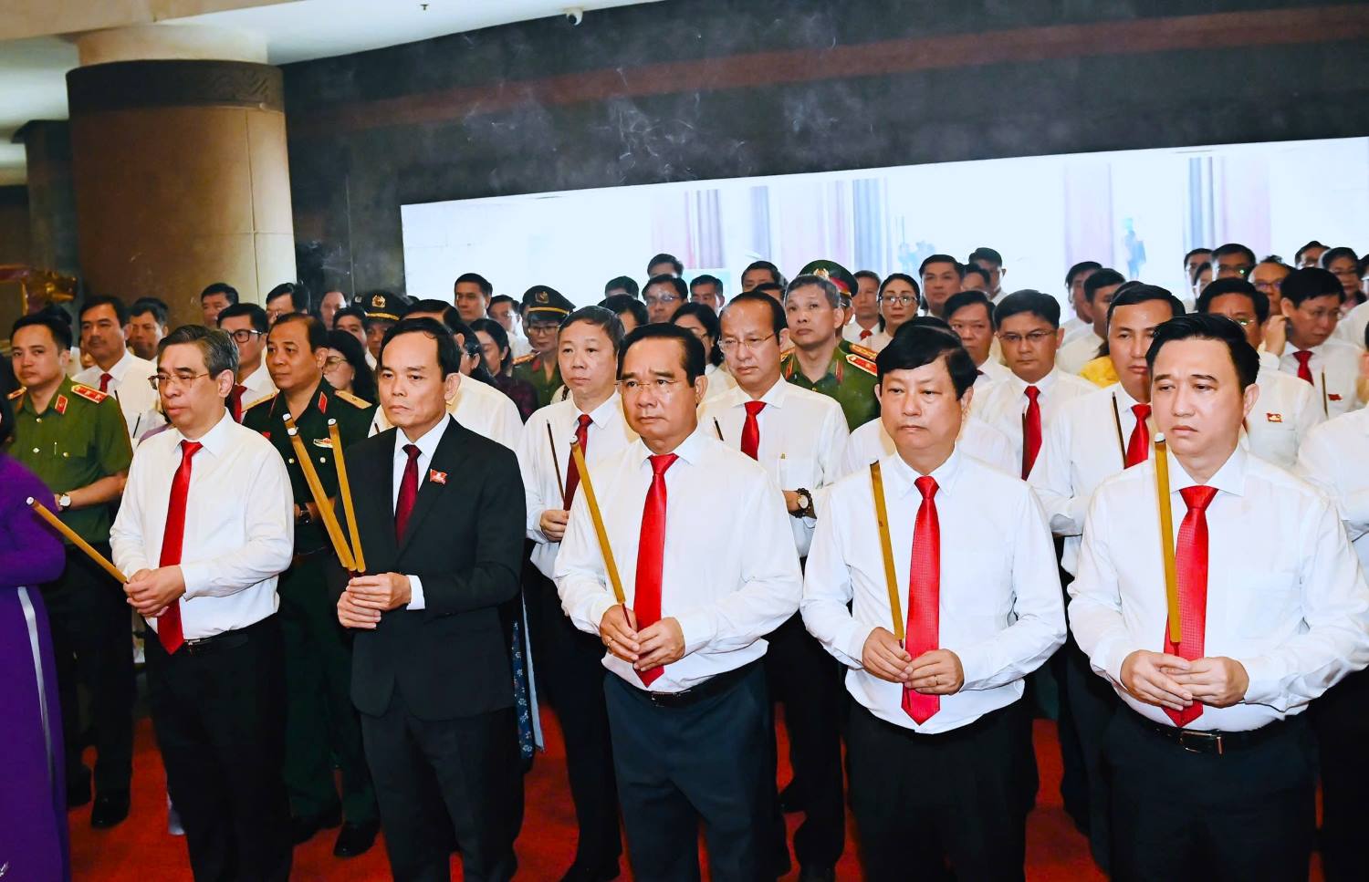 호치민시 당위원회 서기 Tran Luu Quang과 대표단이 훙왕을 기리기 위해 향을 피웠습니다. 사진: Viet Dung