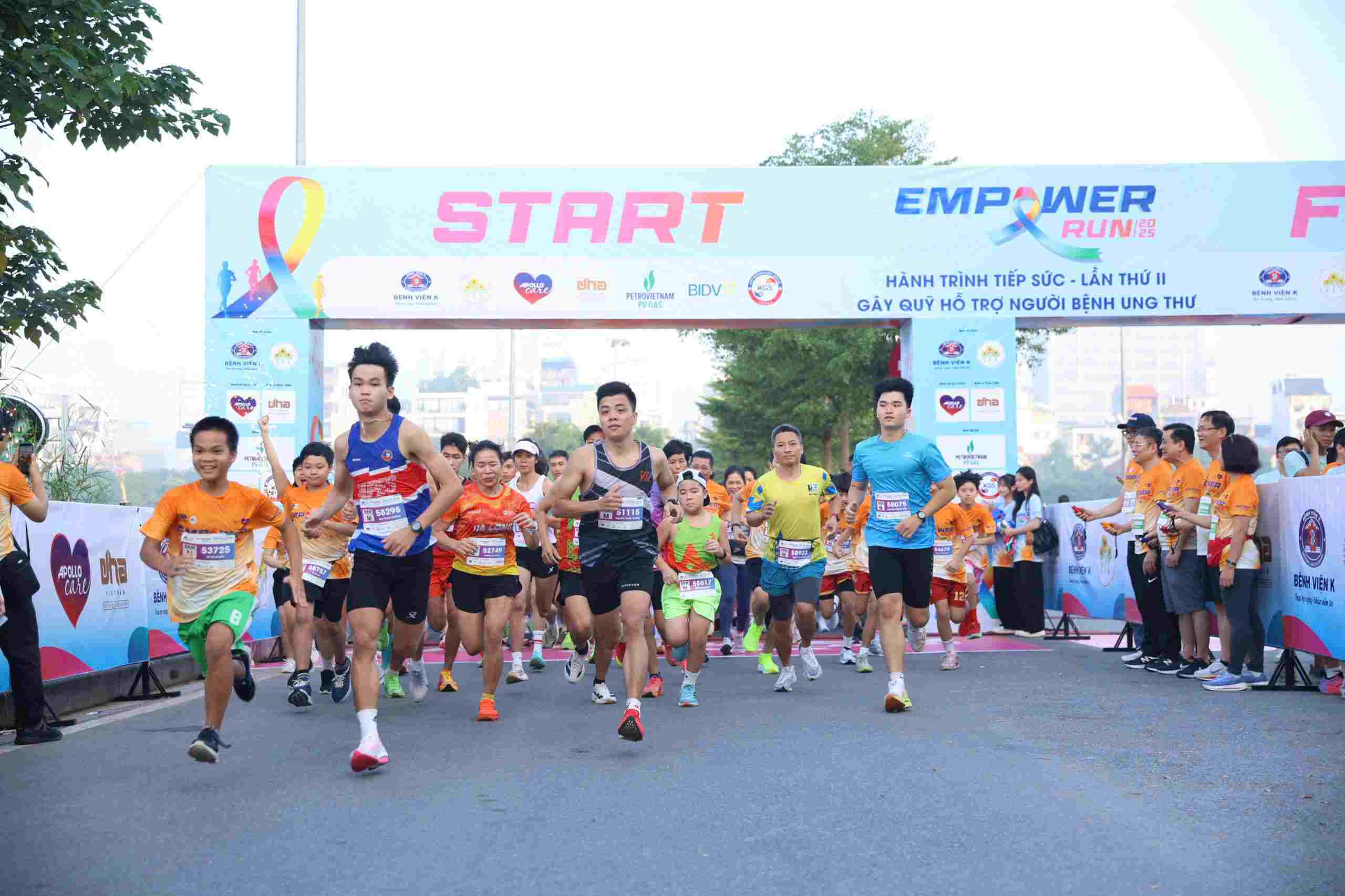 Gần 3.000 người chạy góp hơn 900 triệu đồng tiếp sức bệnh nhân ung thư. Ảnh: Trần Hà