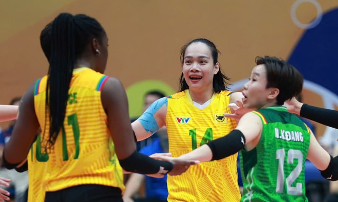 Vo Thi Kim Thoa (14번)가 VTV Binh Dien Long An 팀과 함께 효과적으로 경기하고 있습니다. 사진: Hoang Hue