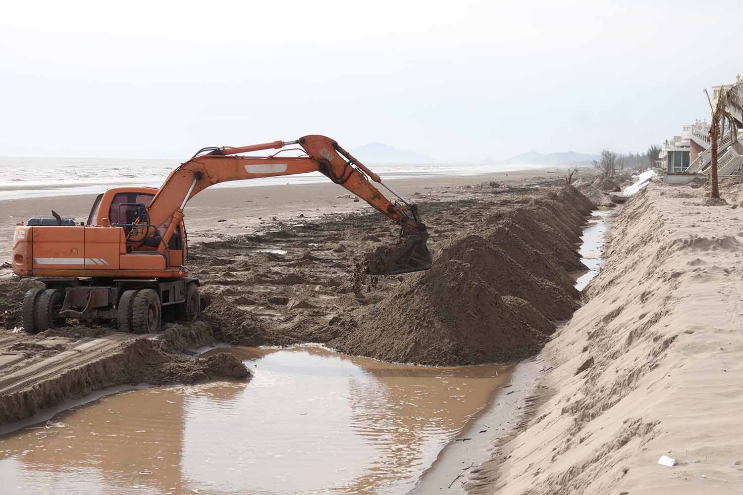 May dao cat dap gia co tam. Anh: Tran Tuan.