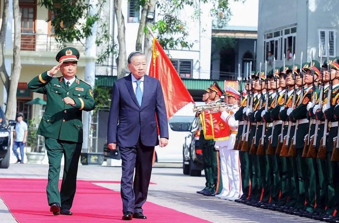 또 람 총비서 제4군구 무장력 전통 기념일 80주년 기념식 참석 사진: 응옥 안