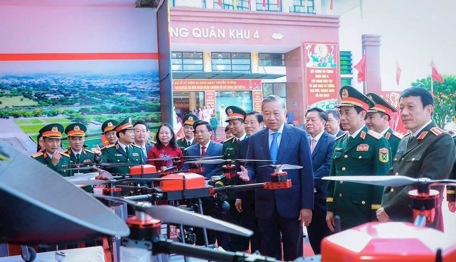 Tong Bi thu To Lam va cac lanh dao Dang, Nha nuoc, Quan doi xem trien lam thanh tuu cua luc luong vu trang Quan khu 4. Anh: Ngoc Anh