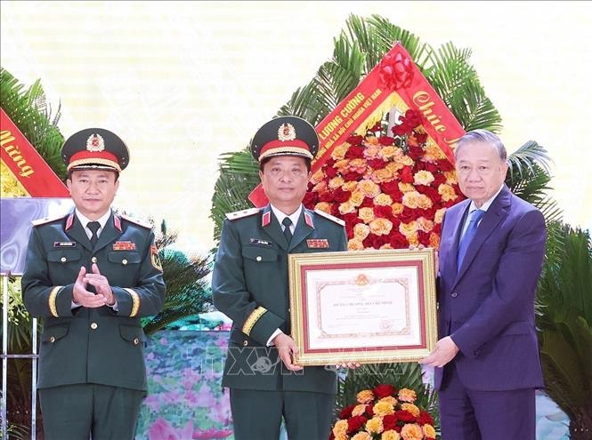 Tong Bi thu To Lam trao Huan chuong Ho Chi Minh cho dai dien luc luong vu trang Quan khu 4. Anh: Thong Nhat/TTXVN