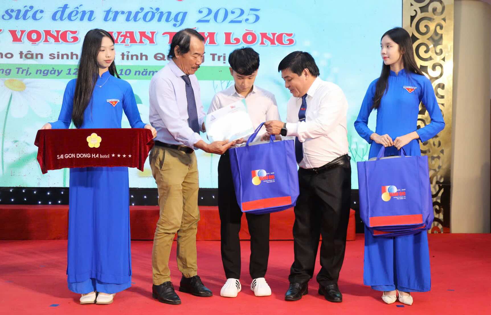 Học bổng “Tiếp sức đến trường” được trao đến tay các tân sinh viên có hoàn cảnh khó khăn trên địa bàn tỉnh Quảng Trị. Ảnh: Ban tổ chức