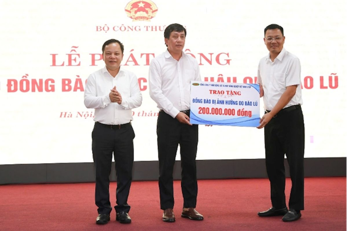 The Ministry of Industry and Trade mobilizes nearly 1 billion VND to support people to overcome the consequences of storms and floods