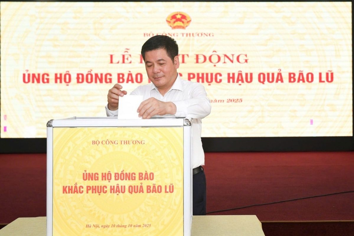 Bo truong Nguyen Hong Dien ung ho dong bao khac phuc hau qua bao lu