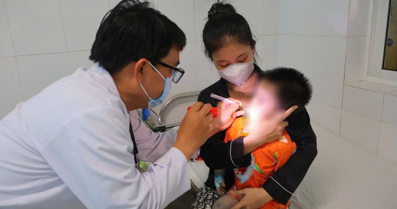 Phu huynh nen dua tre di kham kip thoi khi xuat hien sot, not loet mieng va ban do tay chan. Anh: Hoang Loc