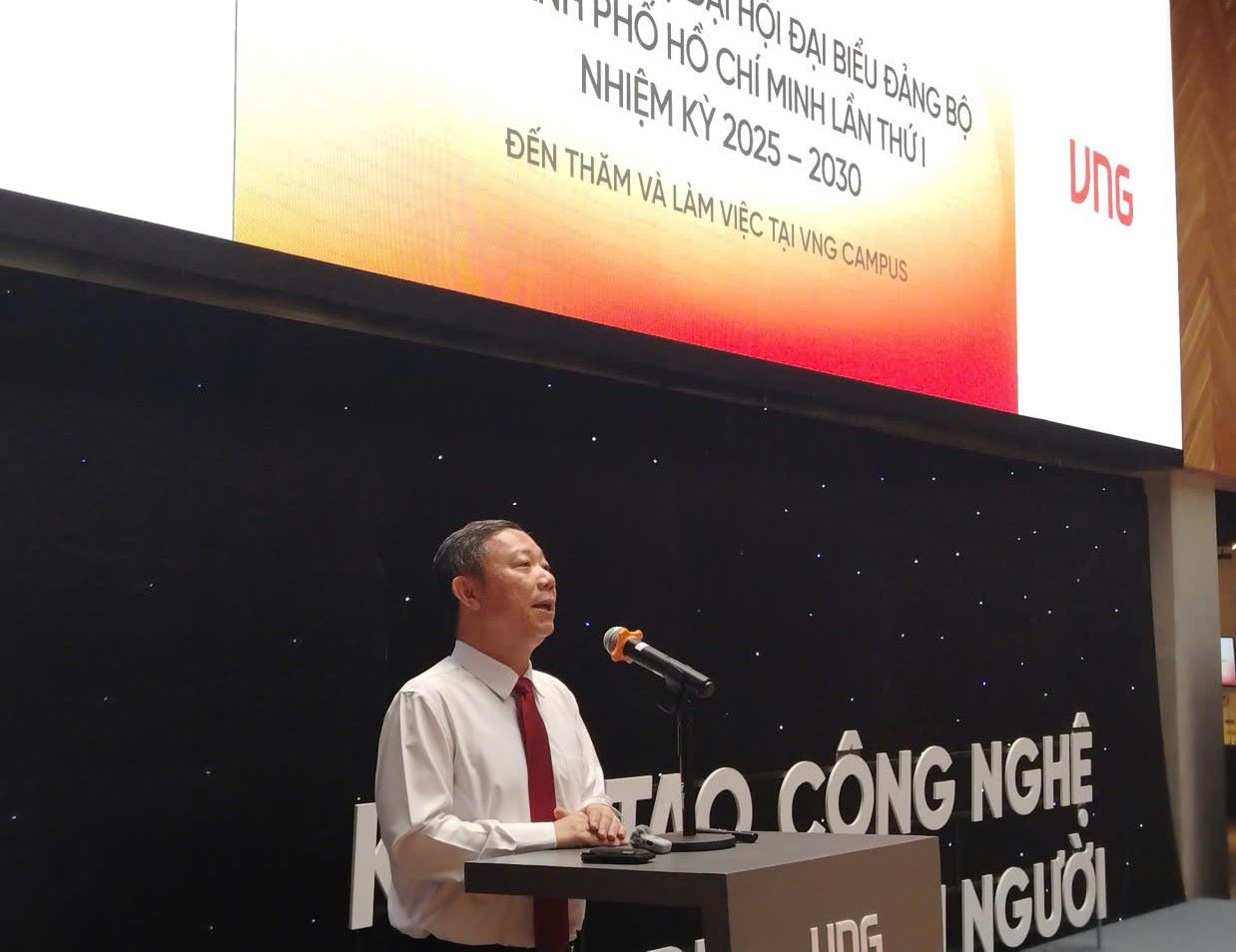 Mr. Duong Anh Duc, member of the Standing Committee of the City Party Committee, Head of the Propaganda and Mass Mobilization Committee of the Ho Chi Minh City Party Committee, spoke at VNG headquarters. Photo: Nguyen Dang