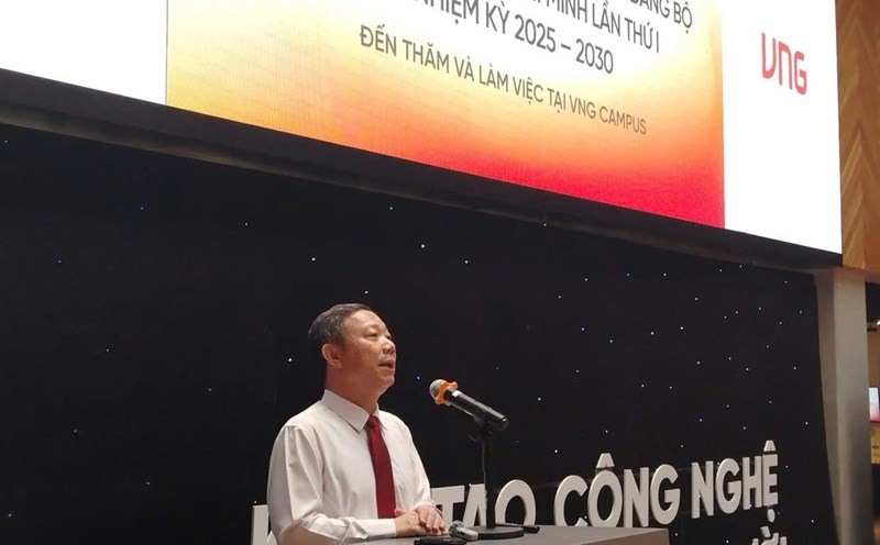 Mr. Duong Anh Duc, member of the Standing Committee of the City Party Committee, Head of the Propaganda and Mass Mobilization Committee of the Ho Chi Minh City Party Committee, spoke at VNG headquarters. Photo: Nguyen Dang