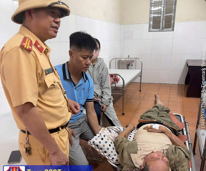 The traffic police of An Hung station (Hai Phong) promptly assisted in taking the man who had a stroke to the hospital for emergency care. Photo: Hai Phong Police