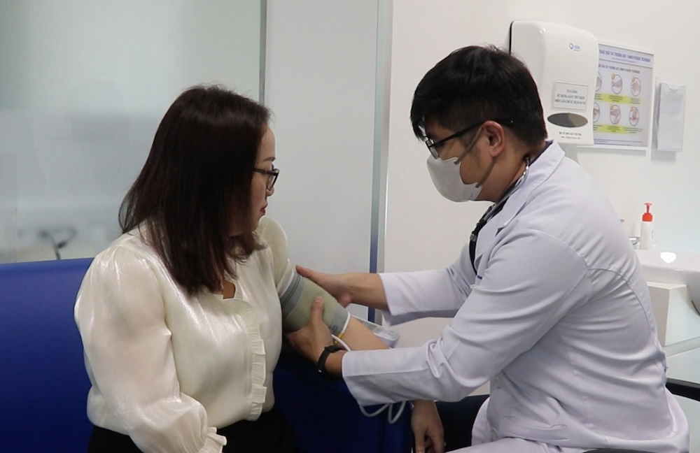 chi Pham Thi Hong Nhan  tim den trung tam tiem chung de duoc tu van va tiem vaccine phong benh uon van. Anh: My Linh