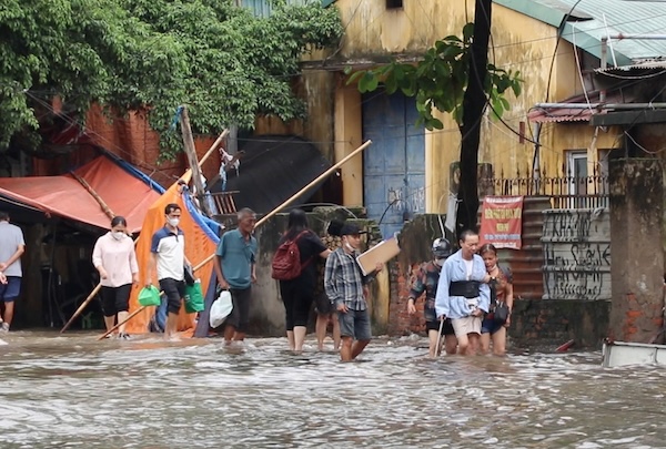 Hiểm họa uốn ván ít ai ngờ tới từ thói quen lội nước ngập sau mưa. Ảnh: Mỹ Linh