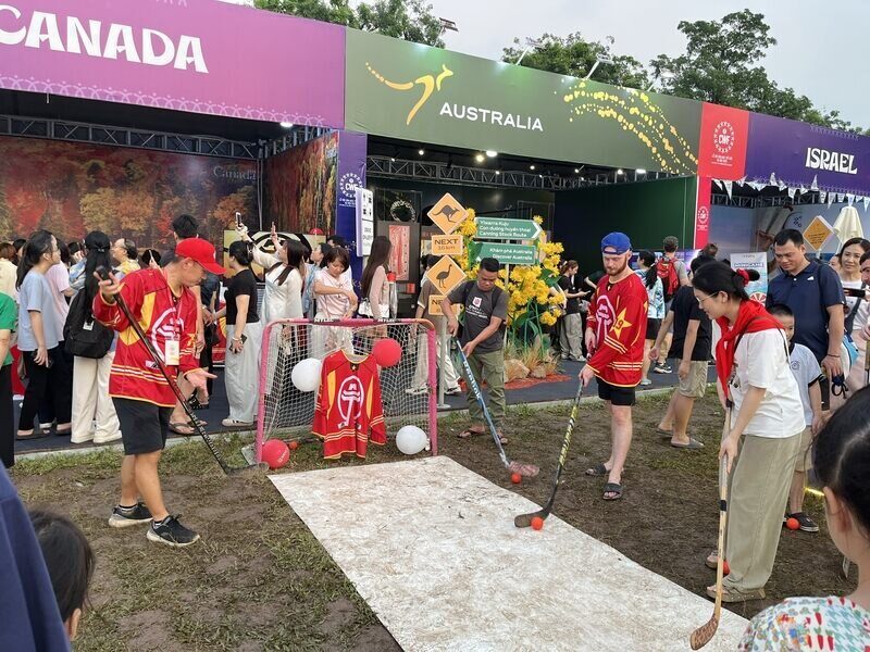 外国人観光客が世界文化デーでカナダのスポーツを体験